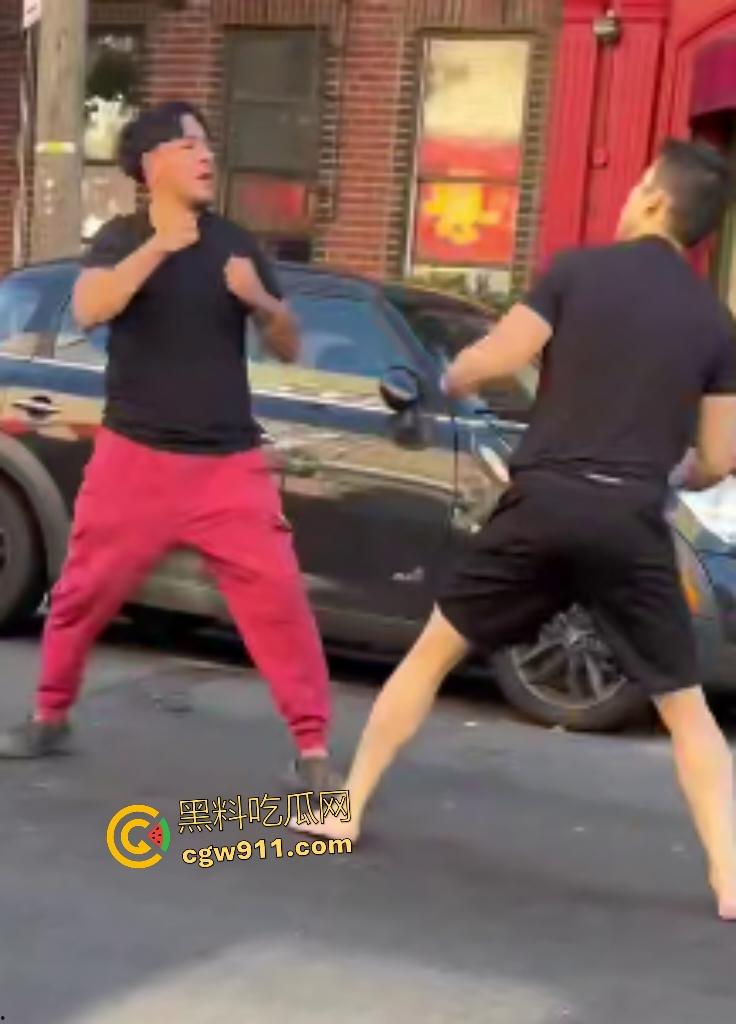 美国街头白人种族主义者狂喷黄种人歧视辱骂，被黄种拳皇暴揍成狗，嚣张叫嚣come here还挨拳反杀！-5