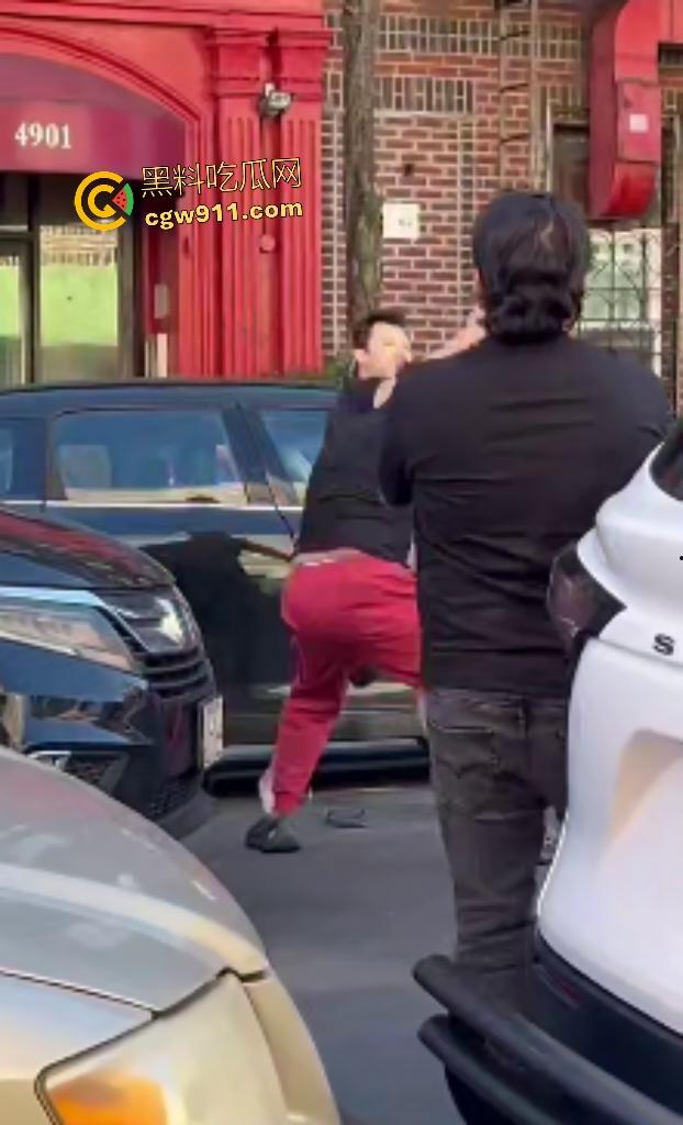 美国街头白人种族主义者狂喷黄种人歧视辱骂，被黄种拳皇暴揍成狗，嚣张叫嚣come here还挨拳反杀！-7