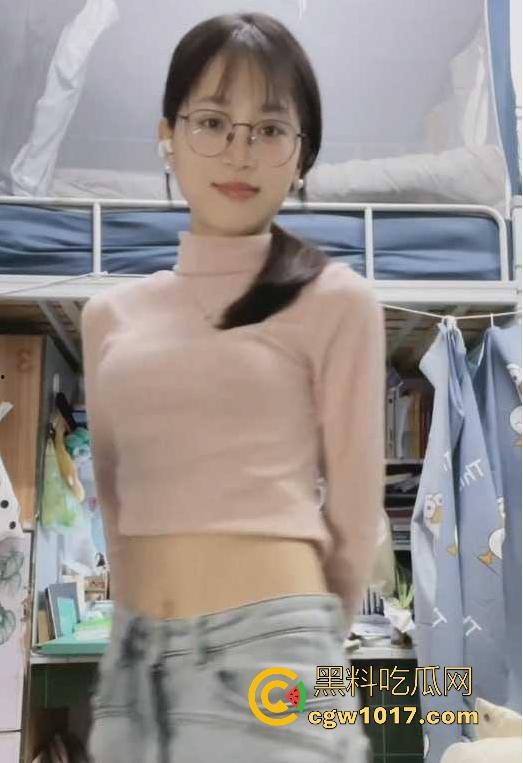 广州大学眼镜反差班长【林美艺】无法想象这么清纯的脸庞竟是母狗魅魔，专属母狗纹身，无套猛插真诱人！-1