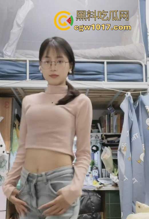 广州大学眼镜反差班长【林美艺】无法想象这么清纯的脸庞竟是母狗魅魔，专属母狗纹身，无套猛插真诱人！-2