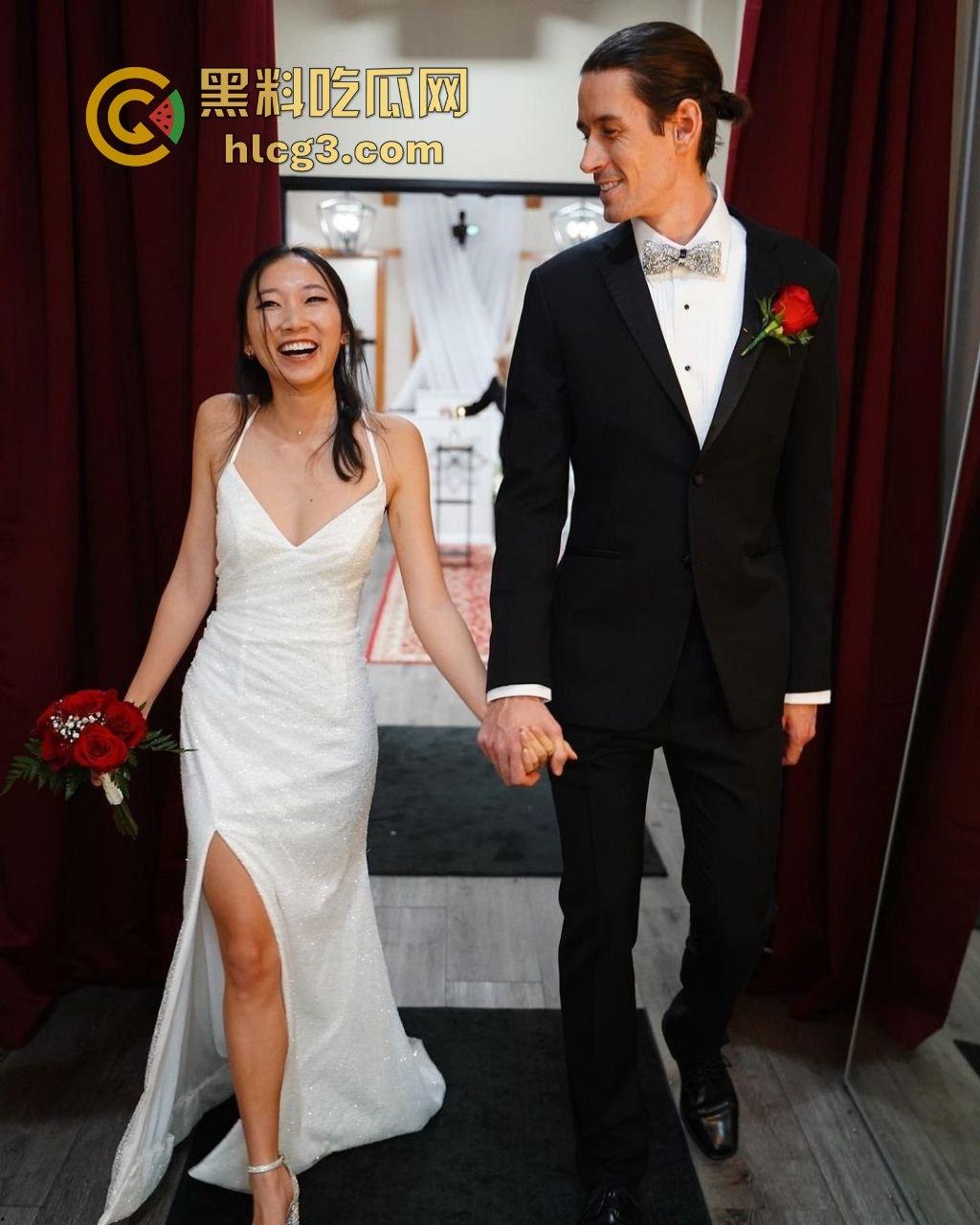 【极致诱惑】极品白嫩酮体任男主调教，无套内射场面火辣，引爆全网！-1