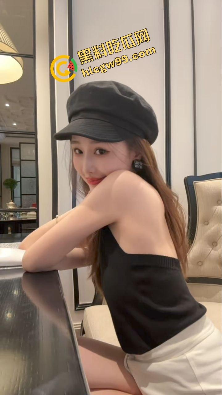 重口调教！成都骚鸡『于雯』喊闺蜜整活上演拉屎吃屎，2公狗躺地仙女蹲姿拉屎进嘴！独家曝光流出！-1