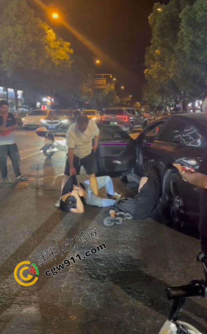 酒店偷情狗男女被原配截车暴打，大屌与脸遭痛殴，荡妇保护奸夫被双双暴揍，围观者连连称快，拍照不停-1