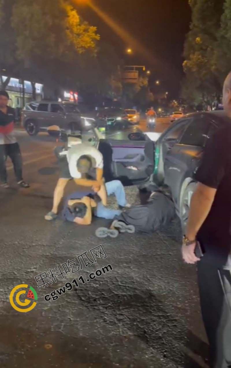 酒店偷情狗男女被原配截车暴打，大屌与脸遭痛殴，荡妇保护奸夫被双双暴揍，围观者连连称快，拍照不停-3