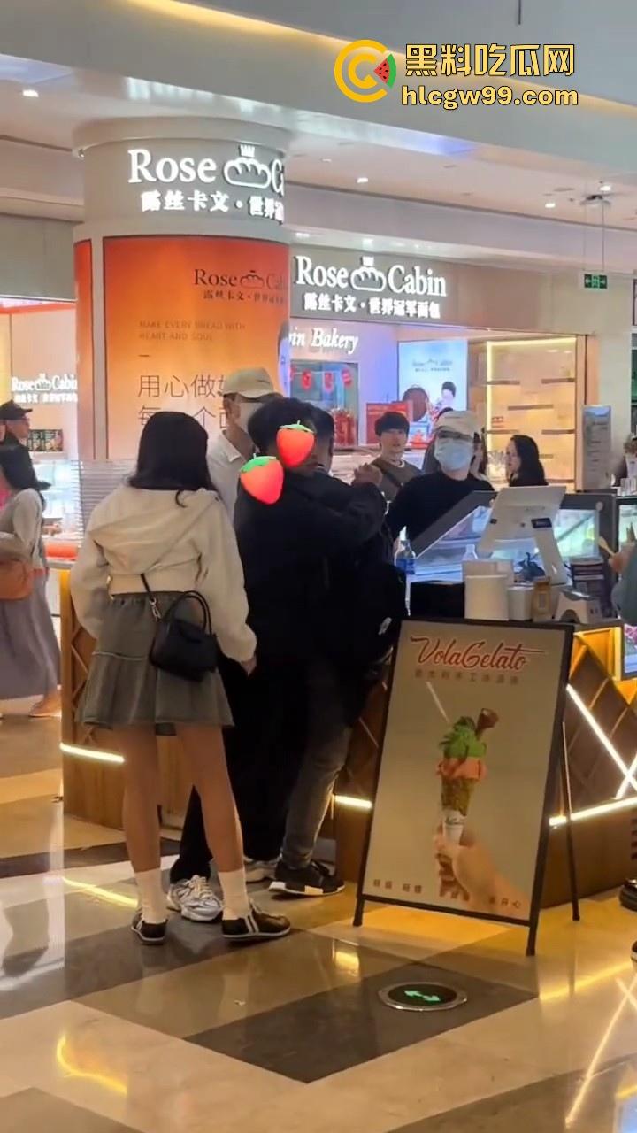 偷拍届又损失一名大将！深圳皇庭广场偷拍裙底被捉，人赃俱获被人死死锁住，偷拍技术有待提升。-4