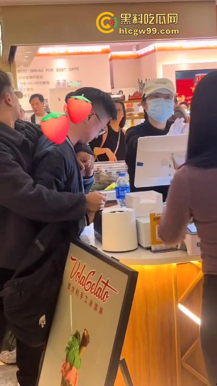 偷拍届又损失一名大将！深圳皇庭广场偷拍裙底被捉，人赃俱获被人死死锁住，偷拍技术有待提升。-6