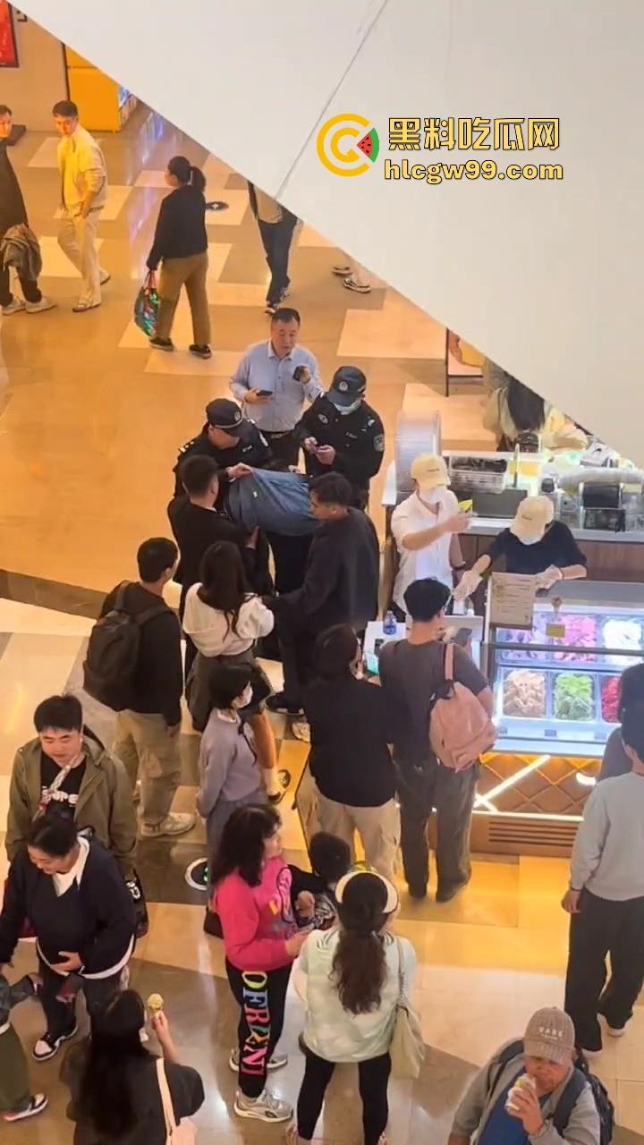 偷拍届又损失一名大将！深圳皇庭广场偷拍裙底被捉，人赃俱获被人死死锁住，偷拍技术有待提升。-9