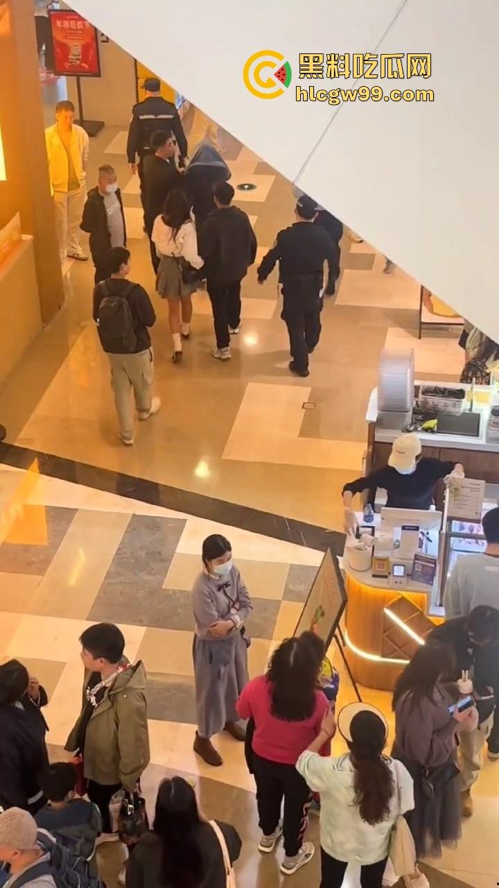 偷拍届又损失一名大将！深圳皇庭广场偷拍裙底被捉，人赃俱获被人死死锁住，偷拍技术有待提升。-10