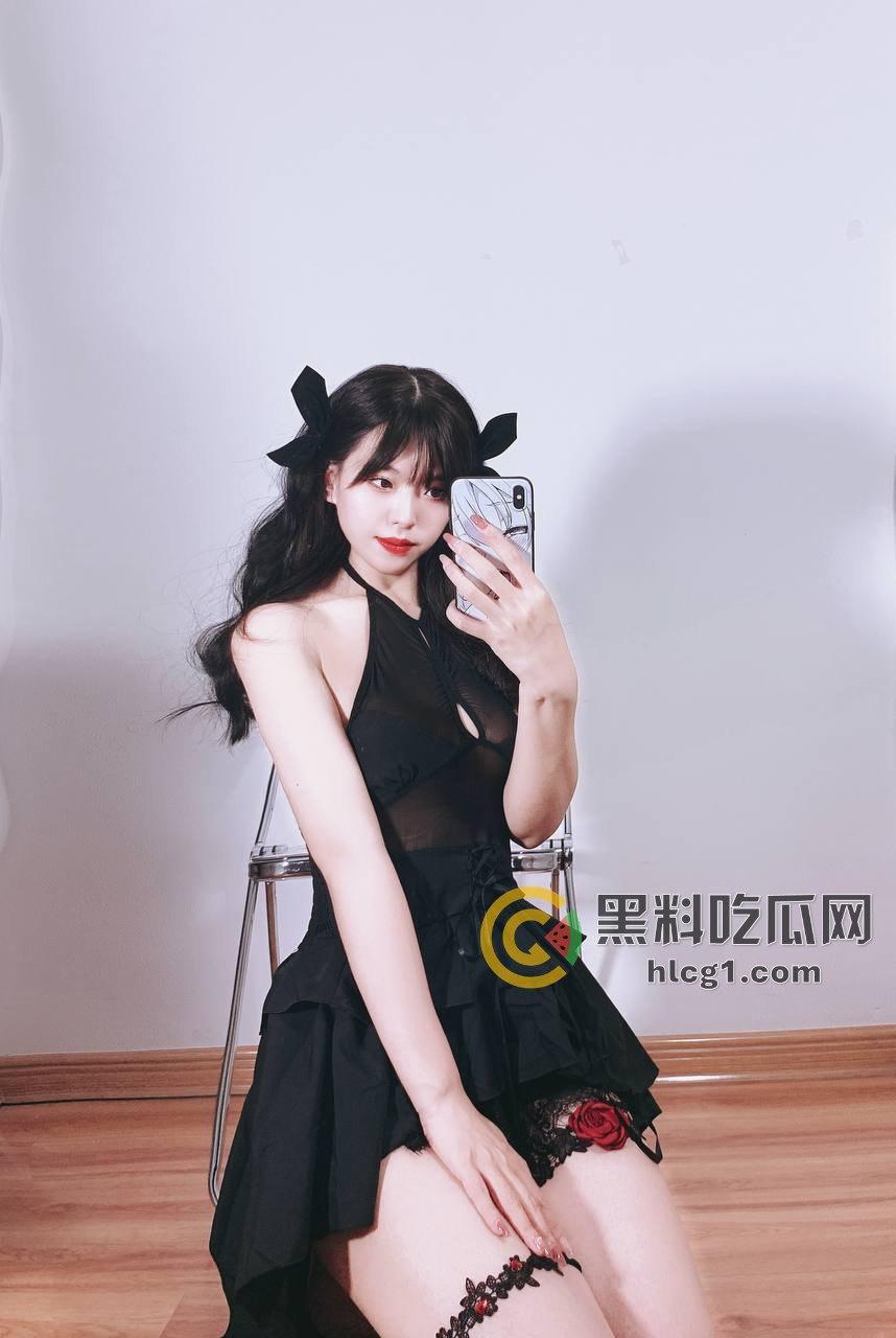 特极品少女福利姬「真真」火辣私拍流出，各种露出自摸馒头逼-1