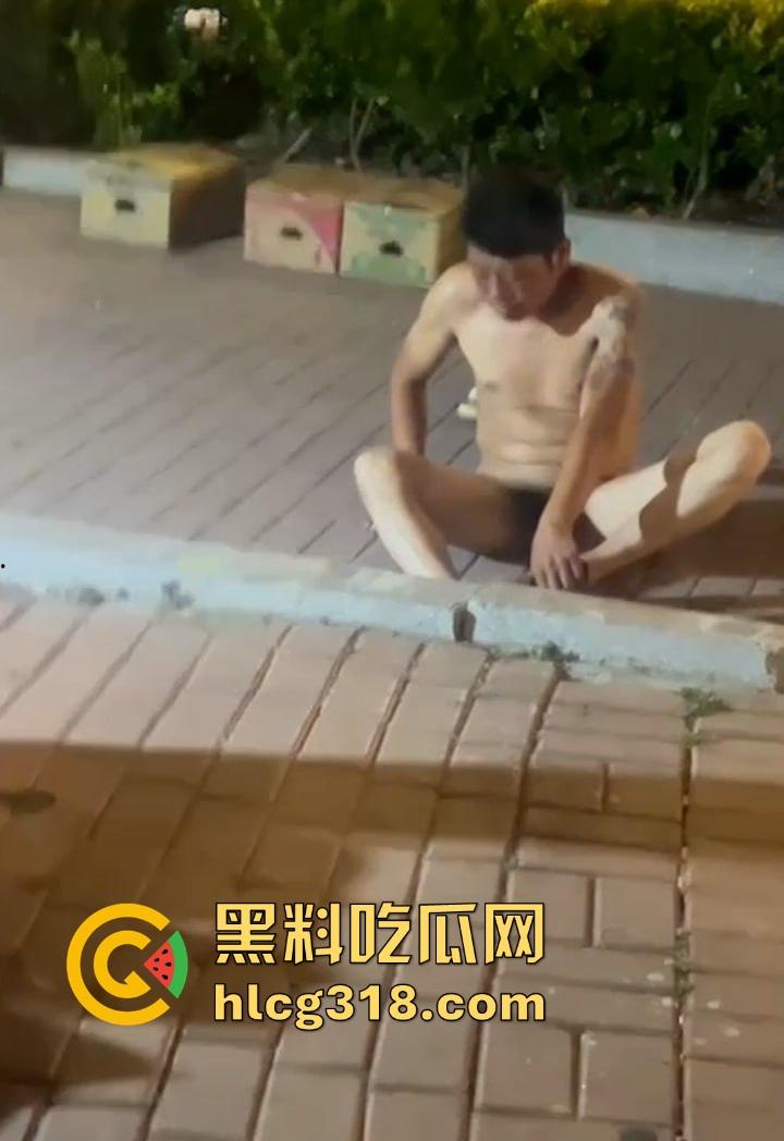 青岛黄岛深夜街头惊现裸男！夜市街区全裸打滚，貌似是喝酒导致的，这哥们儿醉态百出！-7