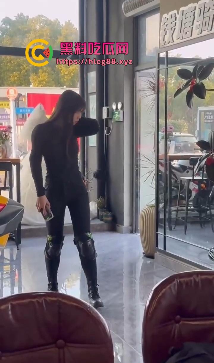 常州奥体又一女骑炸街陨落,10来个精神小伙见了B就跟丧尸一样围追堵截 结果姑娘压弯翻车 直接游戏结束!-5