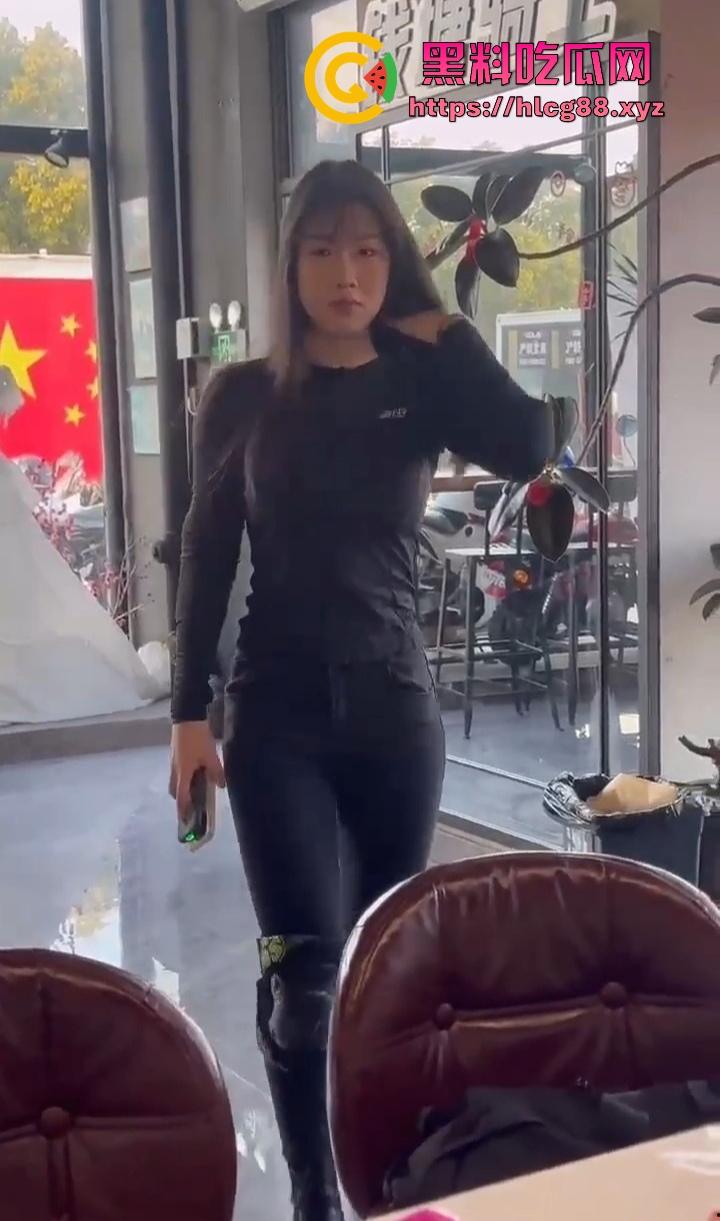 常州奥体又一女骑炸街陨落,10来个精神小伙见了B就跟丧尸一样围追堵截 结果姑娘压弯翻车 直接游戏结束!-6