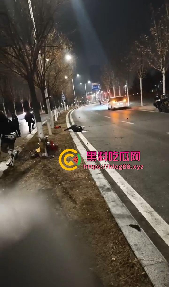 常州奥体又一女骑炸街陨落,10来个精神小伙见了B就跟丧尸一样围追堵截 结果姑娘压弯翻车 直接游戏结束!-10