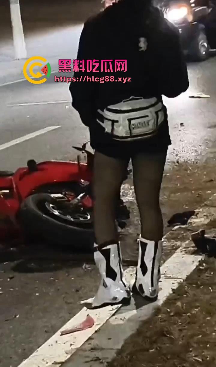 常州奥体又一女骑炸街陨落,10来个精神小伙见了B就跟丧尸一样围追堵截 结果姑娘压弯翻车 直接游戏结束!-11