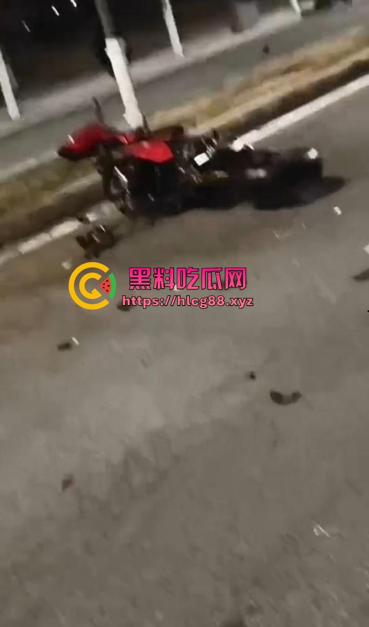 常州奥体又一女骑炸街陨落,10来个精神小伙见了B就跟丧尸一样围追堵截 结果姑娘压弯翻车 直接游戏结束!-12