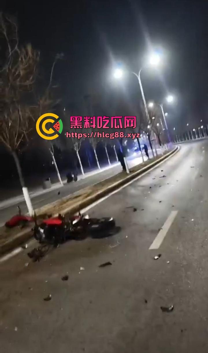 常州奥体又一女骑炸街陨落,10来个精神小伙见了B就跟丧尸一样围追堵截 结果姑娘压弯翻车 直接游戏结束!-14