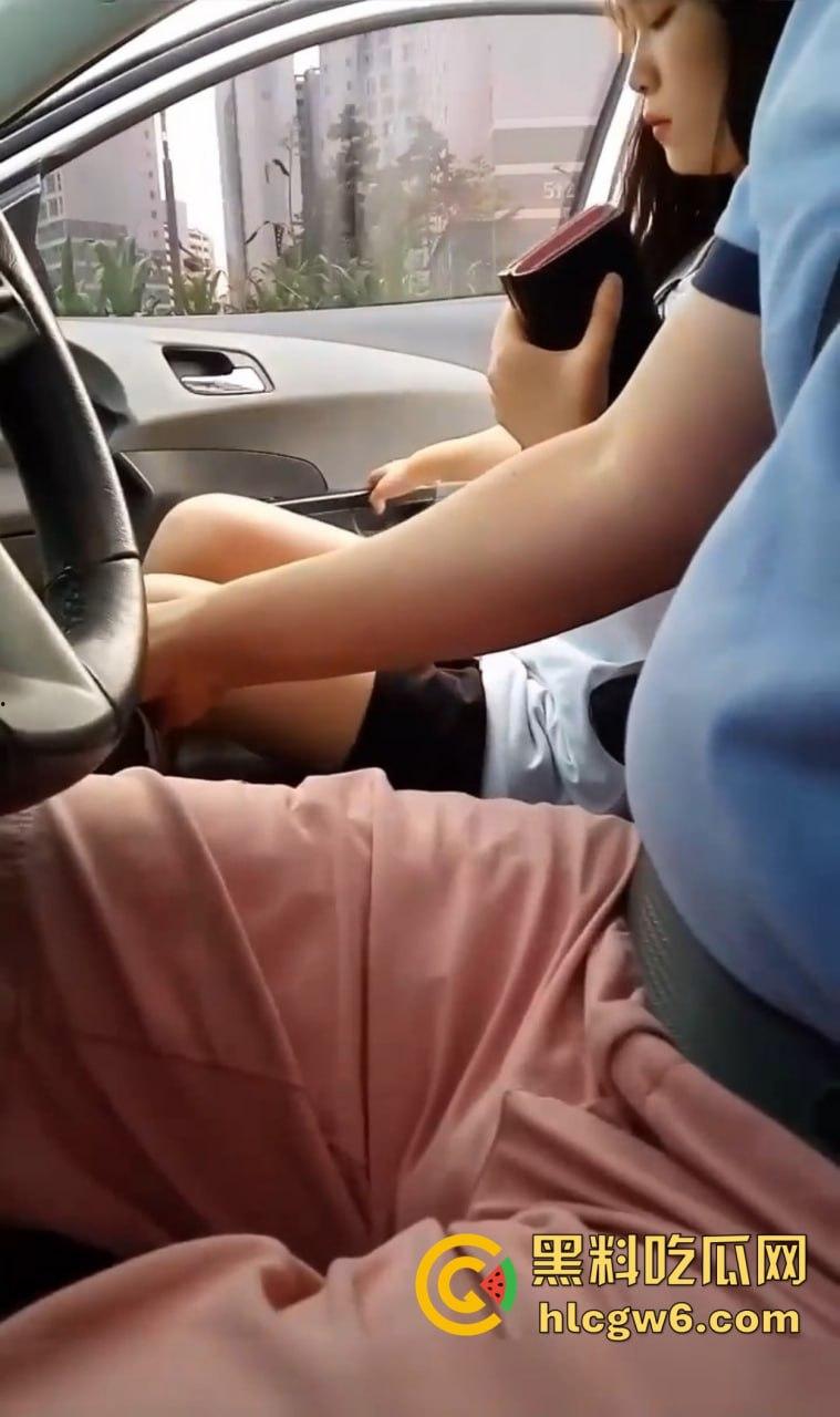 润到韩国钓上极品韩国少女，土豪带妹子乡间小道停车，直接在车里吹箫被口爆，这骚操作真是会来事！-20