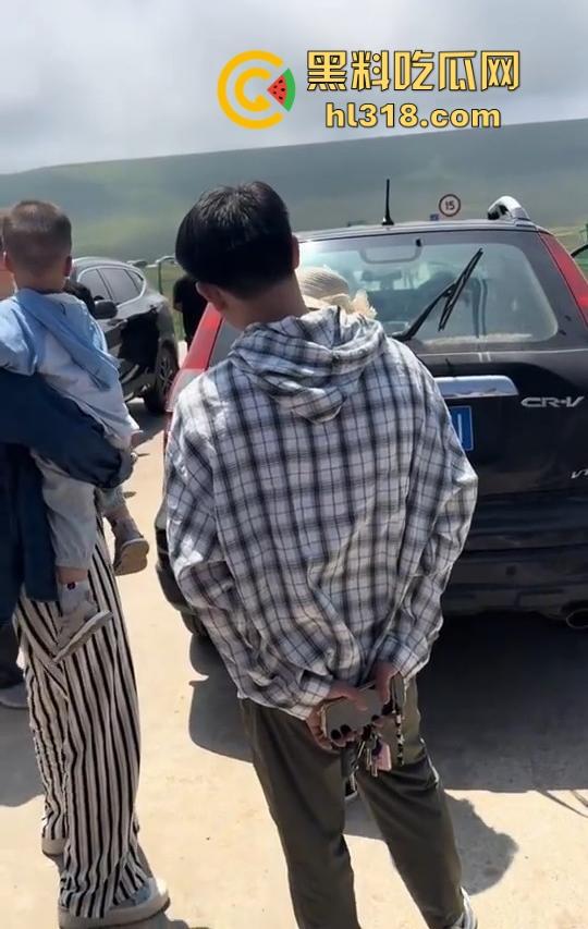 荷叶坪旅游区，怒遇车霸一台车堵了几百台车，手里拿着改锥当武器叫嚣，真是恶人多搞事呗！-4