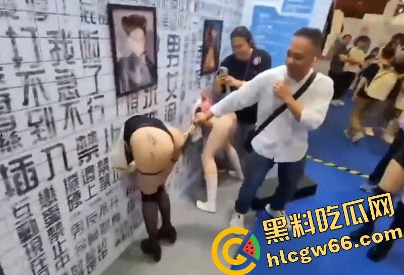 台湾成人博览会2025现场开放SM互动，女优撅臀任抽打当肉便器，屁股写淫字让观众轮番狂抽！-5