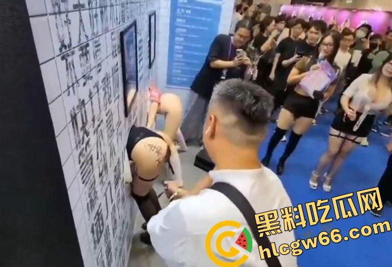 台湾成人博览会2025现场开放SM互动，女优撅臀任抽打当肉便器，屁股写淫字让观众轮番狂抽！-6