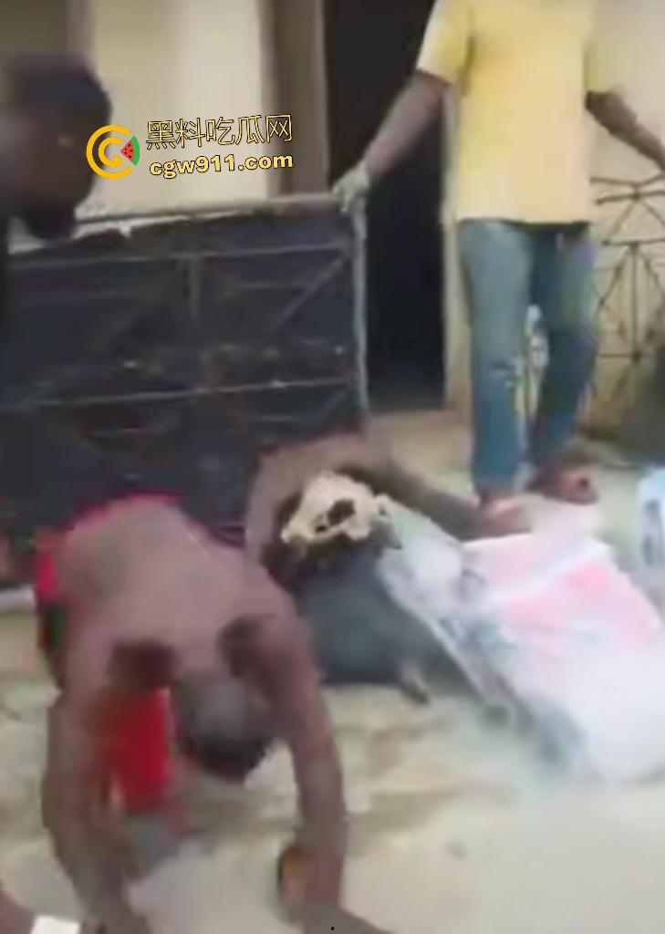 尼日利亚铁血硬汉打赌挑战头顶四袋水泥，不到10秒脊椎崩裂瘫地如烂泥，神经炸裂哑口无言4天后咽气！-3