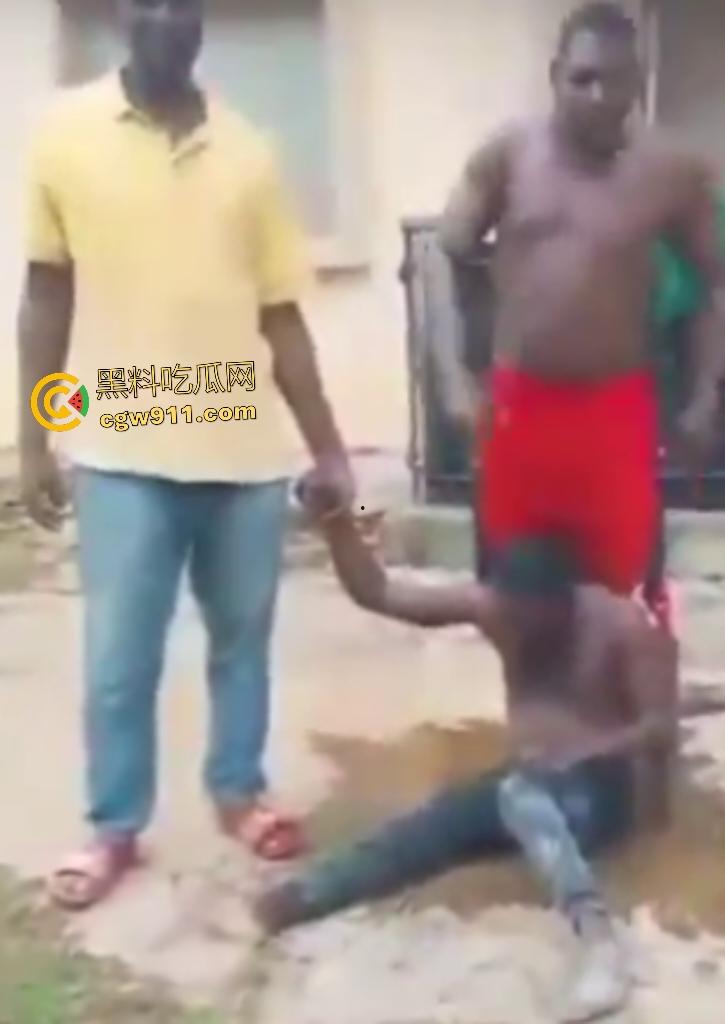 尼日利亚铁血硬汉打赌挑战头顶四袋水泥，不到10秒脊椎崩裂瘫地如烂泥，神经炸裂哑口无言4天后咽气！-8