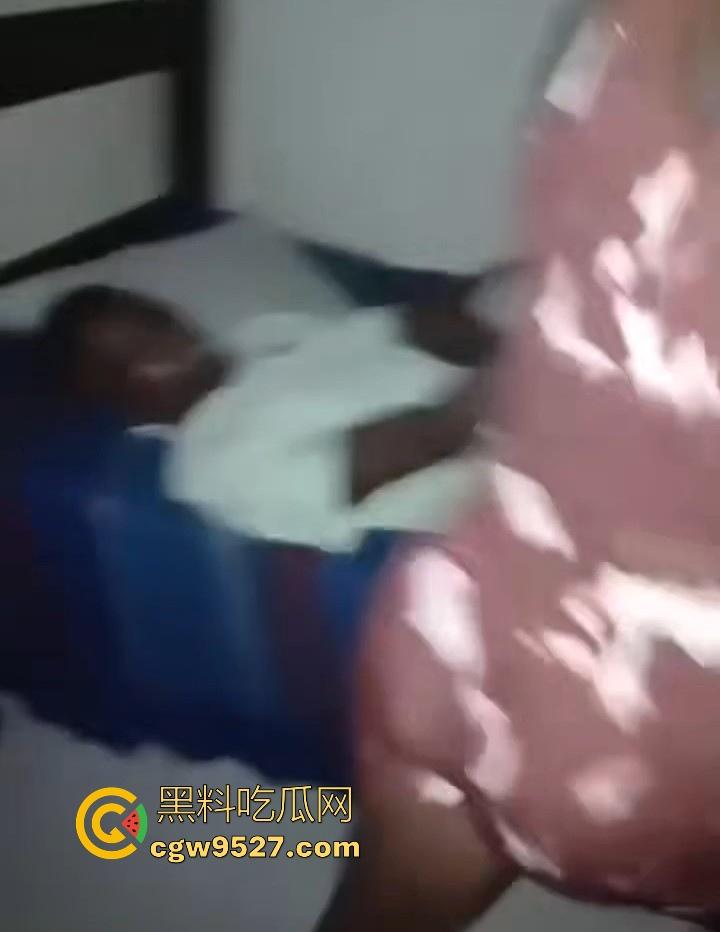 黑人妹子捉奸现场！手持大皮鞭猛抽奸夫淫妇，奸夫赶紧起床求饶，小三趁乱逃出！-2