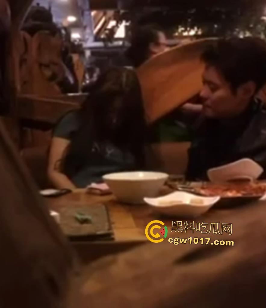 小情侣西餐厅内激情亲热被店长抓包，亲嘴摸奶后男友钻裙底直接舔逼，服务员拍肩喝止：想操去开房！-7