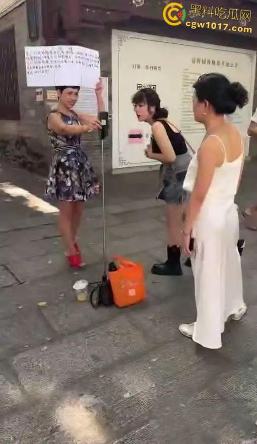 广东52岁富婆街头在线征婚大屌男,自称可给700万彩礼,骚逼常年未滋润渴望性爱,有意联系!-4