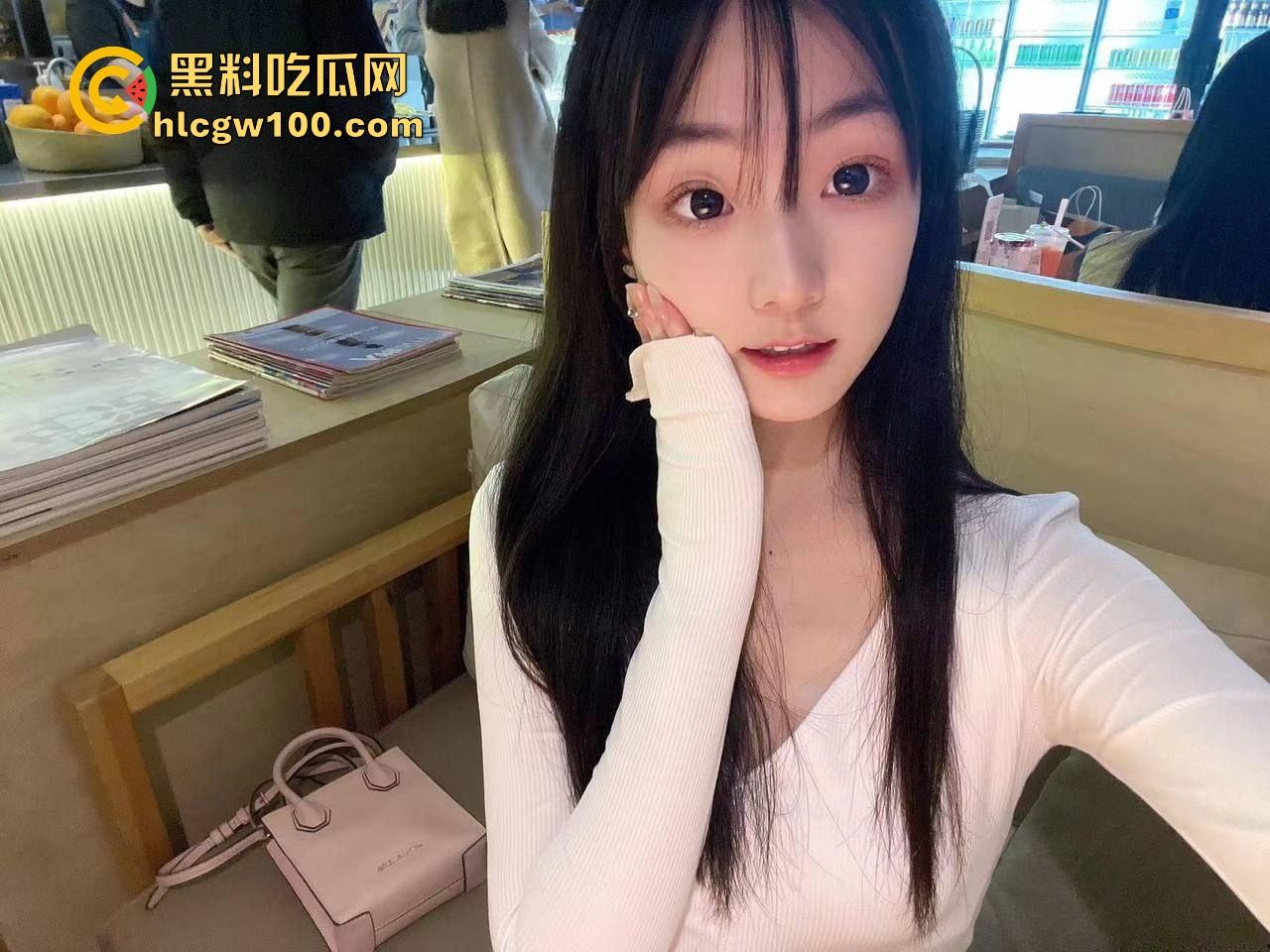 襄阳【冷佳桐】从害羞妹到骚浪货,交友平台聊来的嫩逼,插多了主动喊老公求操,舔逼还流黏液到嘴里!-2