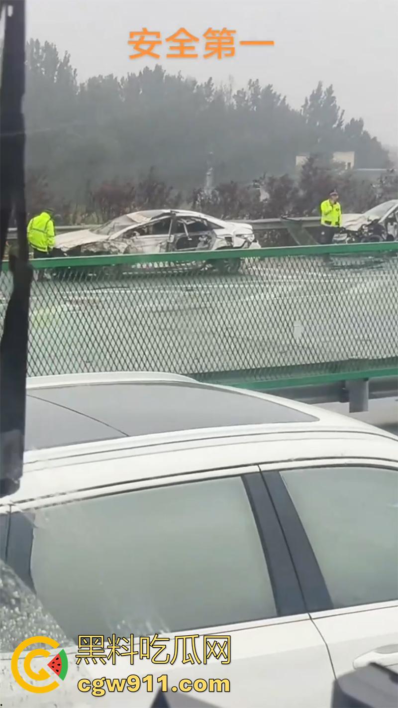 十一期间最惨烈车祸，G45大广高速河北威县路段，大货车与多辆小汽车，发生严重碰撞，油箱都爆了！-3