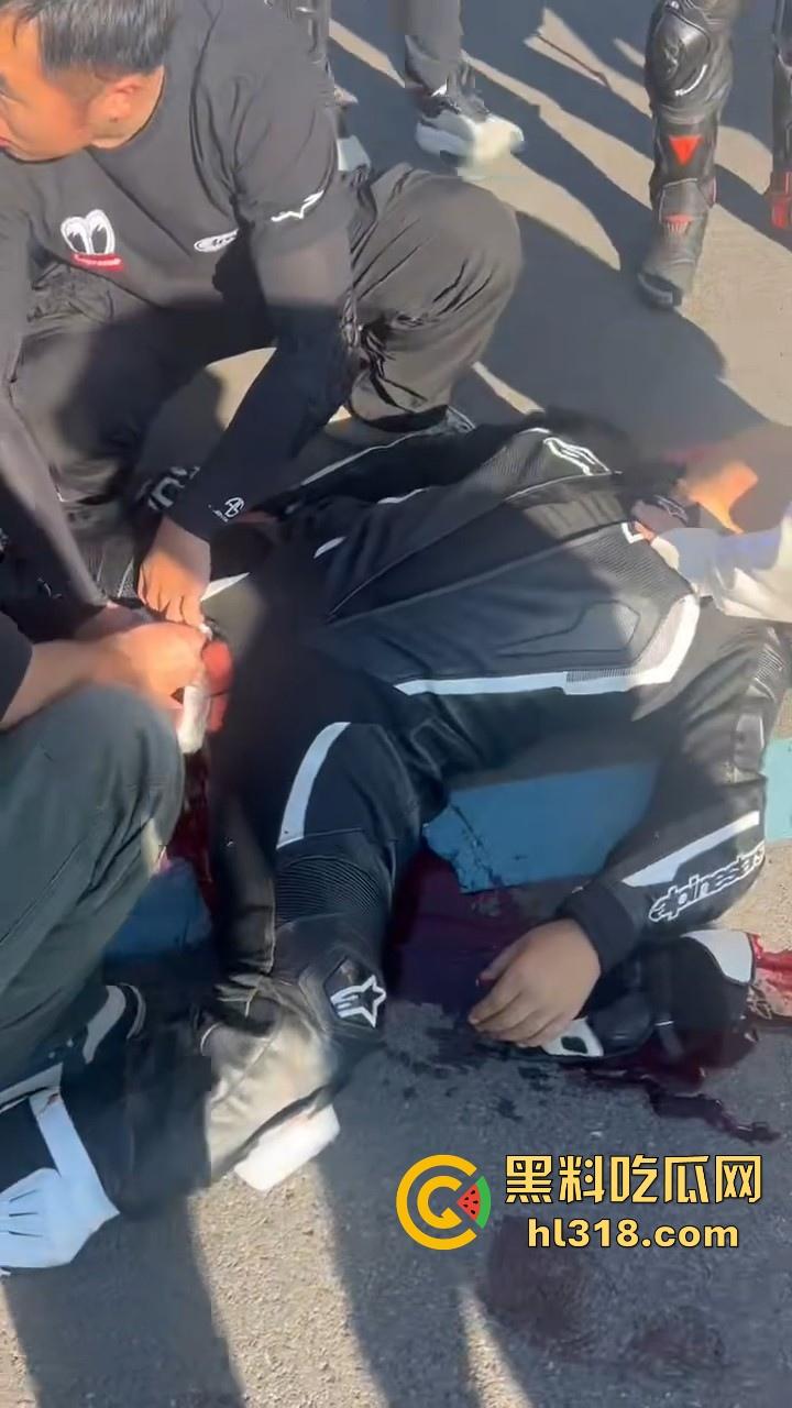 又一位机车少年变少女，男子驾驶机车失控蛋刹落地，皮裤秒变开裆裤，好心车友按蛋抢救！-3