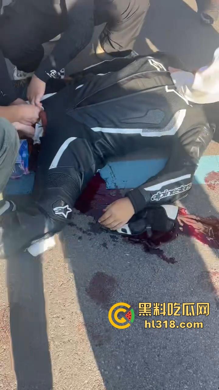 又一位机车少年变少女，男子驾驶机车失控蛋刹落地，皮裤秒变开裆裤，好心车友按蛋抢救！-4