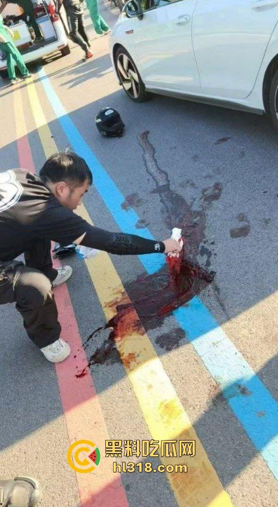 又一位机车少年变少女，男子驾驶机车失控蛋刹落地，皮裤秒变开裆裤，好心车友按蛋抢救！-9