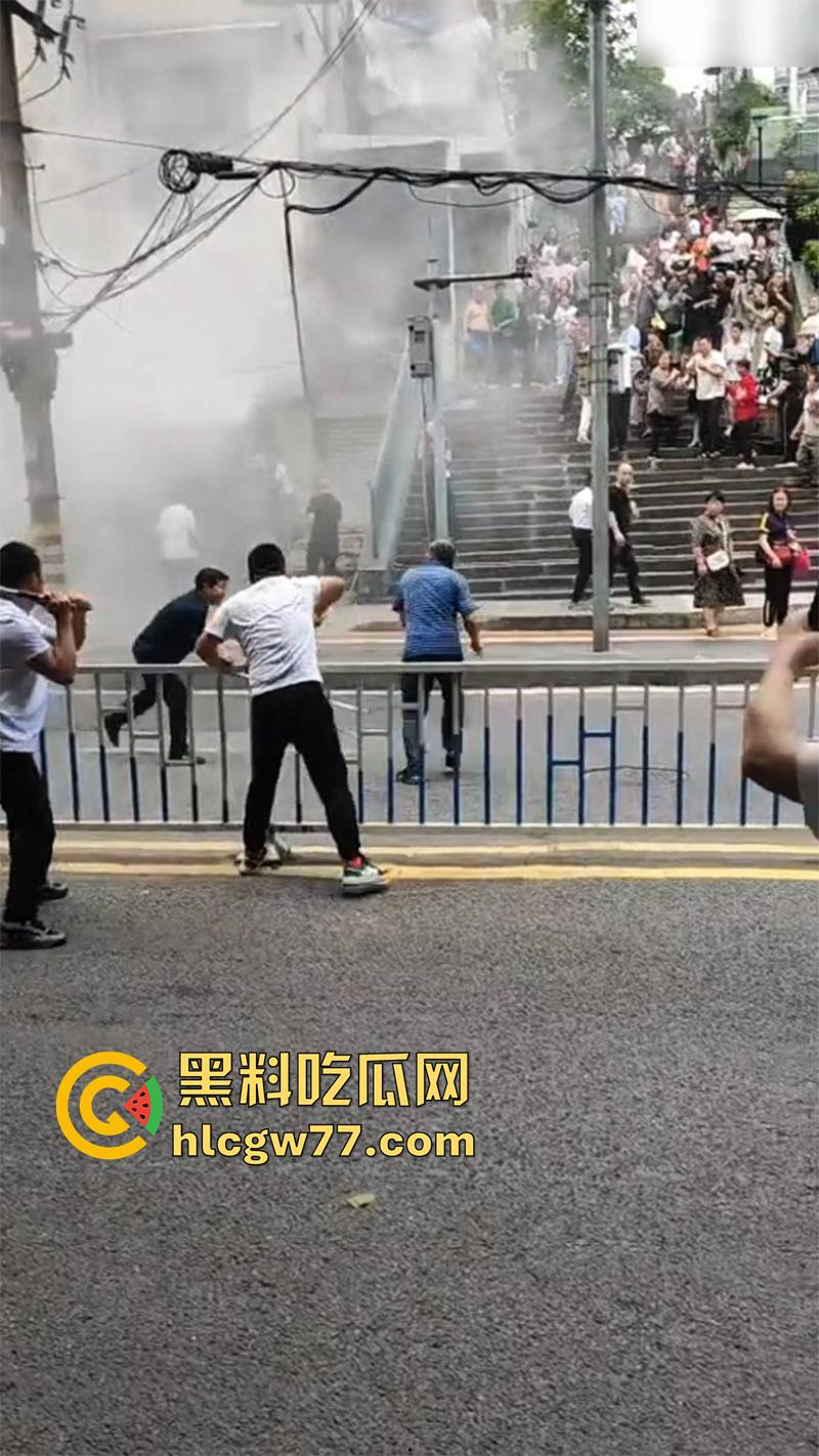 震惊！重庆爆发动乱！男子自驾当街点燃摩托车 持械伤人堪比美国大片 这是疯了么？-1