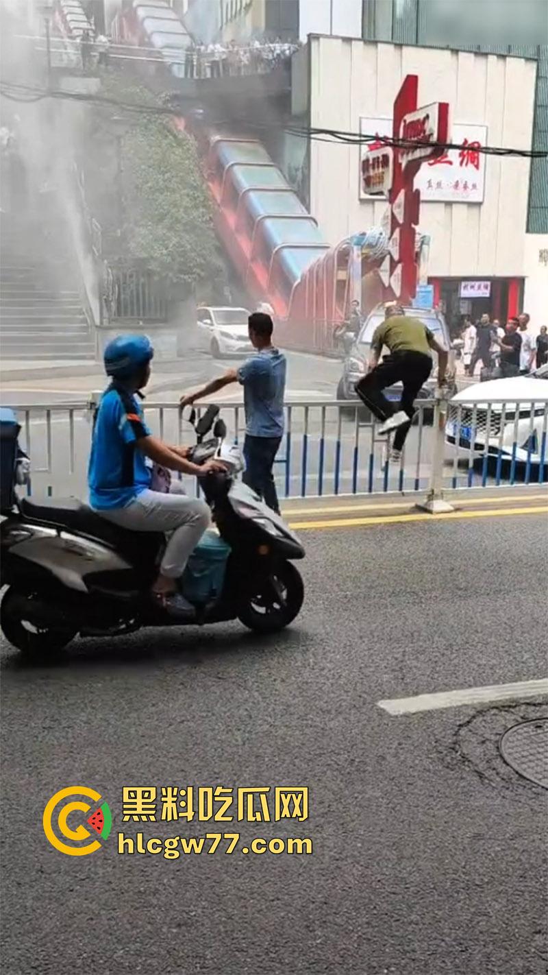 震惊！重庆爆发动乱！男子自驾当街点燃摩托车 持械伤人堪比美国大片 这是疯了么？-3