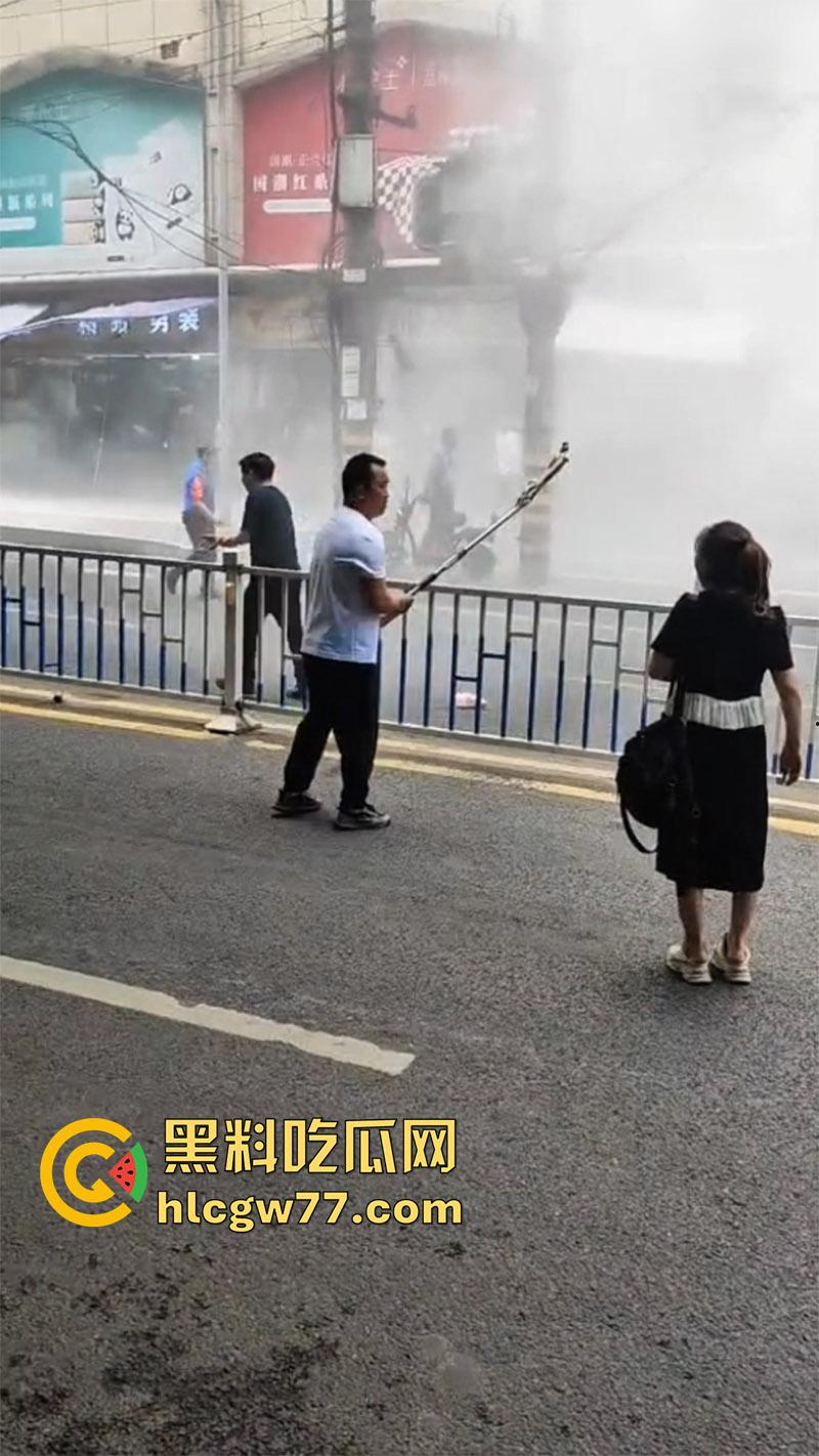 震惊！重庆爆发动乱！男子自驾当街点燃摩托车 持械伤人堪比美国大片 这是疯了么？-5