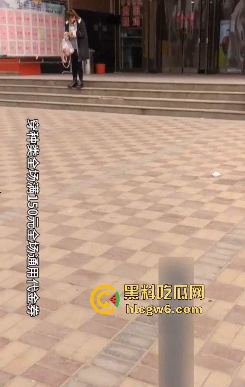 绝世老六骚出天际，躲厕所偷拍少妇方便还嘴贱嘲讽，你的逼黑得像烧焦的锅底，走夜路都能当手电筒了！-2