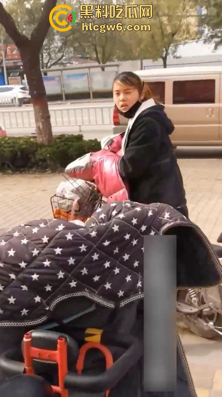 绝世老六骚出天际，躲厕所偷拍少妇方便还嘴贱嘲讽，你的逼黑得像烧焦的锅底，走夜路都能当手电筒了！-10