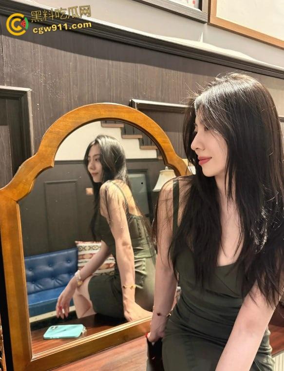 拿下大长腿美女御姐同事,刚开始强上她还不乐意,插入骚逼就老实了,情趣黑丝对镜后入,无套内射肥鲍骚穴!-1