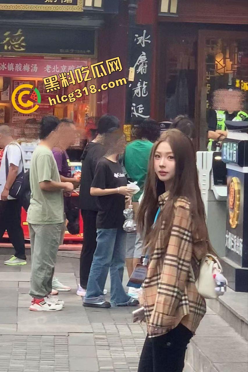 南昌技校大长腿学姐『赵曼曼』骚脚白虎夹屌被操到喷水，大长腿架头顶姿势真他妈绝，内射姿势太骚了！-3