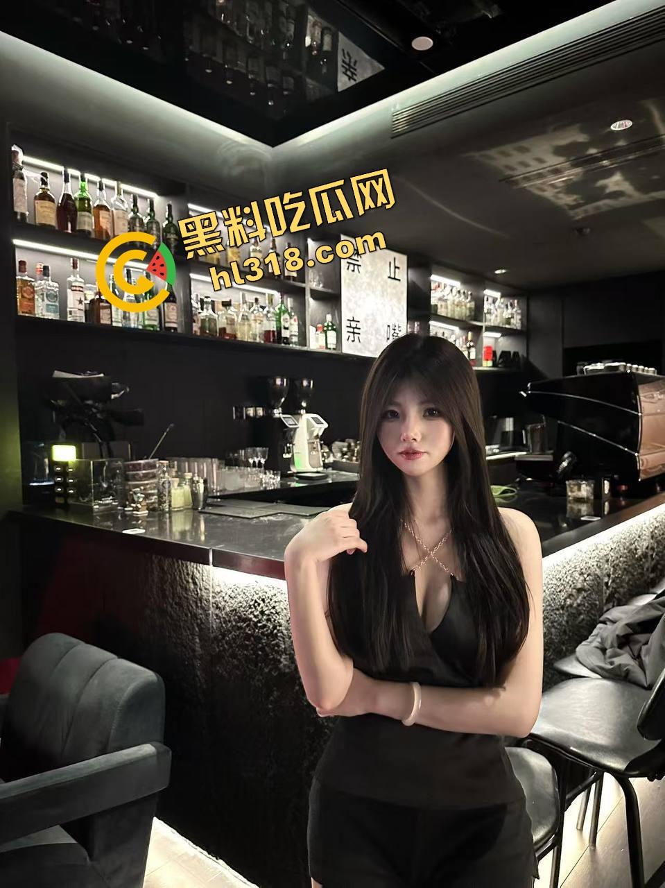 38D大奶乳交什么体验？两坨肉球包裹鸡巴肉球一夹，鸡儿消失不见，摩擦感顶到爆，男人只想一直夹着！-3