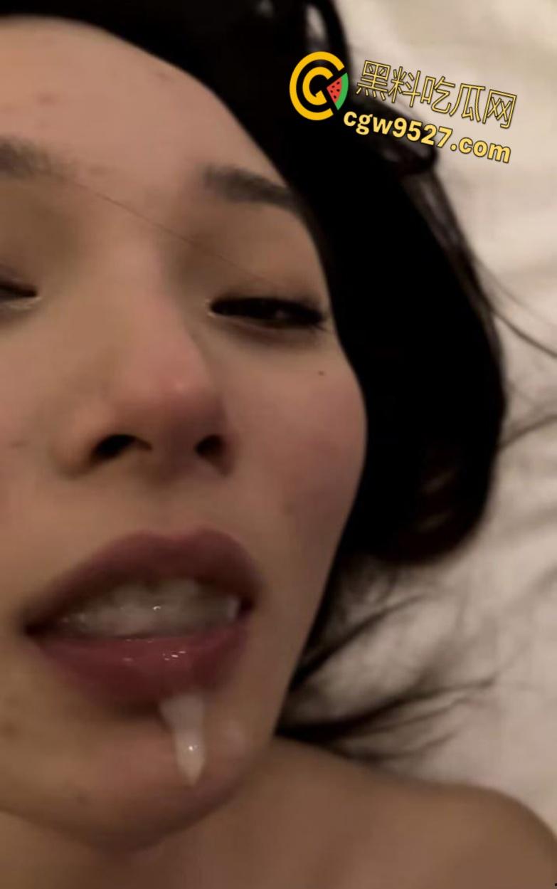 云南大学清纯学妹【谢芝灵】，被男友疯狂调教，酷爱口交沉迷榨精，眼神拉丝表情无比淫荡 !-9