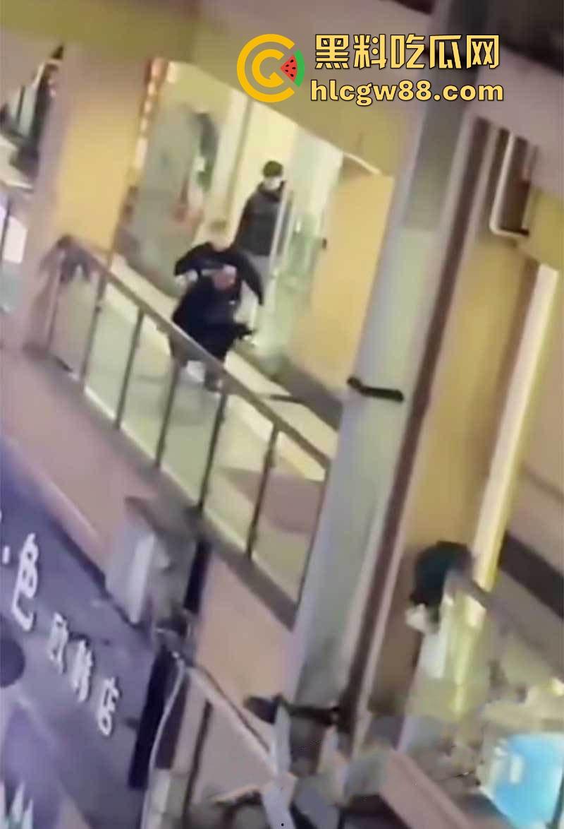 重庆厕偷拍男玩脱了,被情侣堵个正着,心虚跳楼逃跑,结果直接摔逼逼了,多处骨折进医院!-2