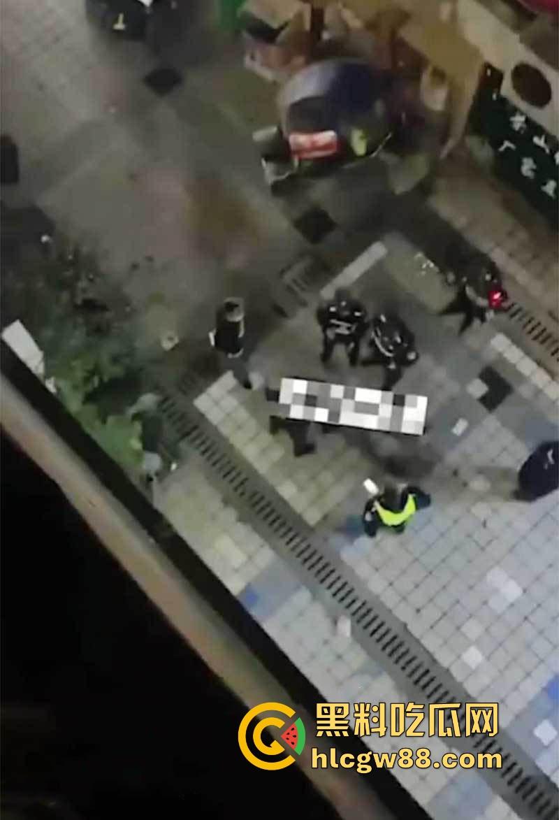 重庆厕偷拍男玩脱了,被情侣堵个正着,心虚跳楼逃跑,结果直接摔逼逼了,多处骨折进医院!-5