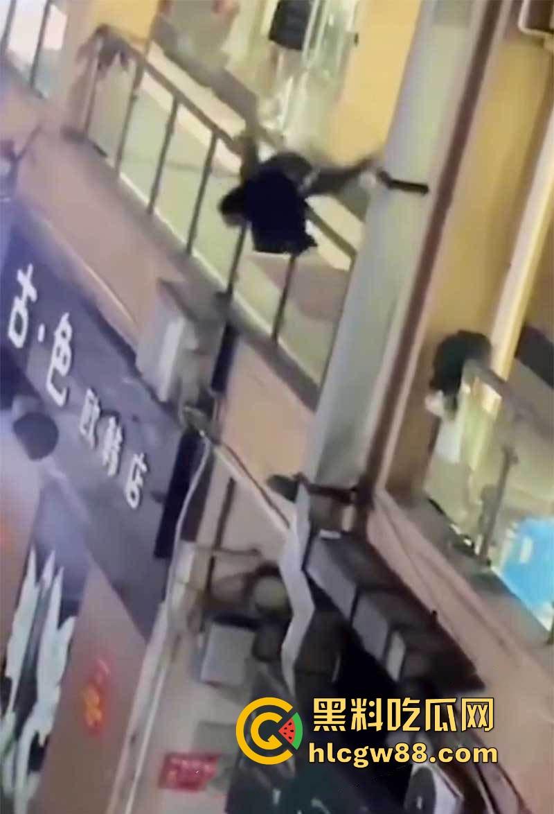 重庆厕偷拍男玩脱了,被情侣堵个正着,心虚跳楼逃跑,结果直接摔逼逼了,多处骨折进医院!-6