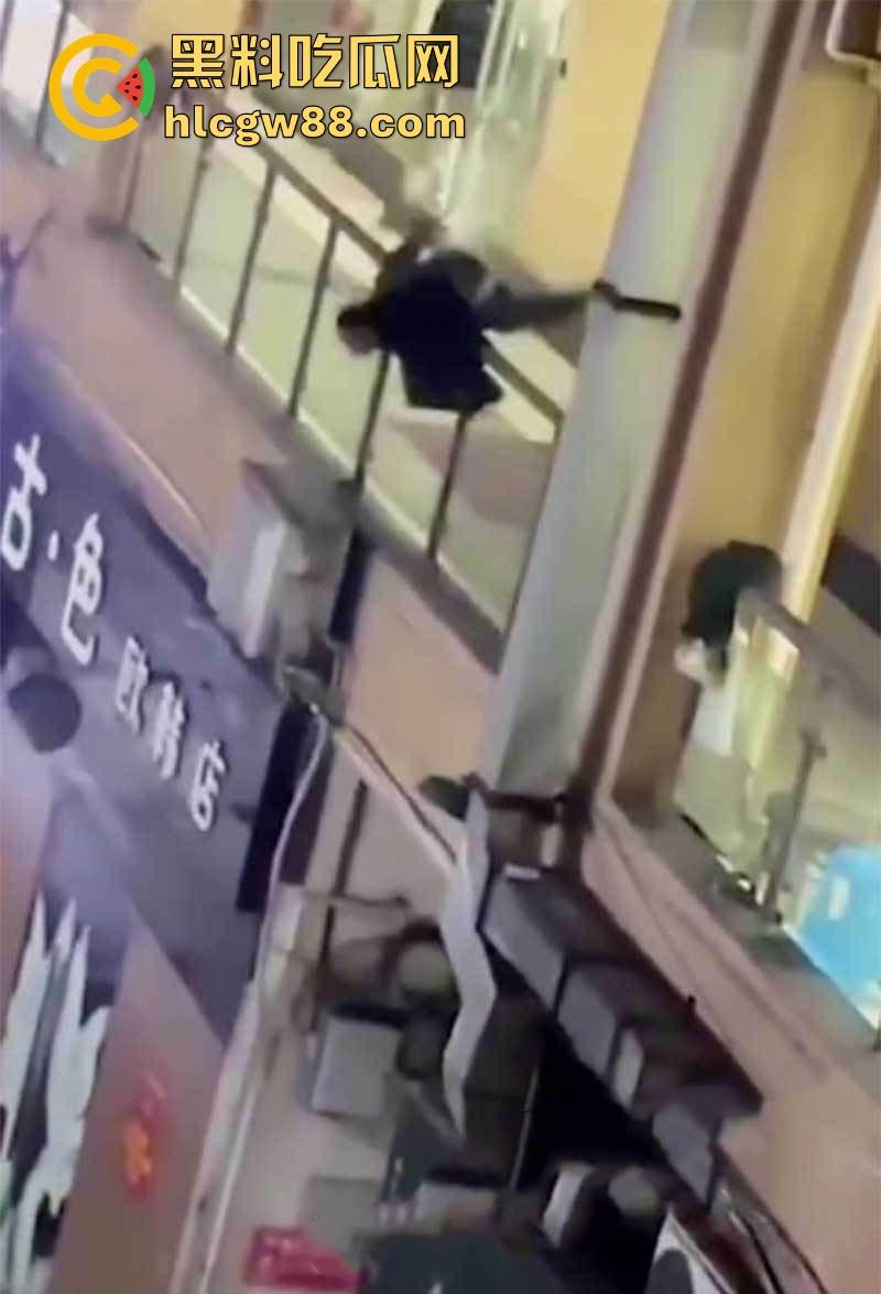 重庆厕偷拍男玩脱了,被情侣堵个正着,心虚跳楼逃跑,结果直接摔逼逼了,多处骨折进医院!-8