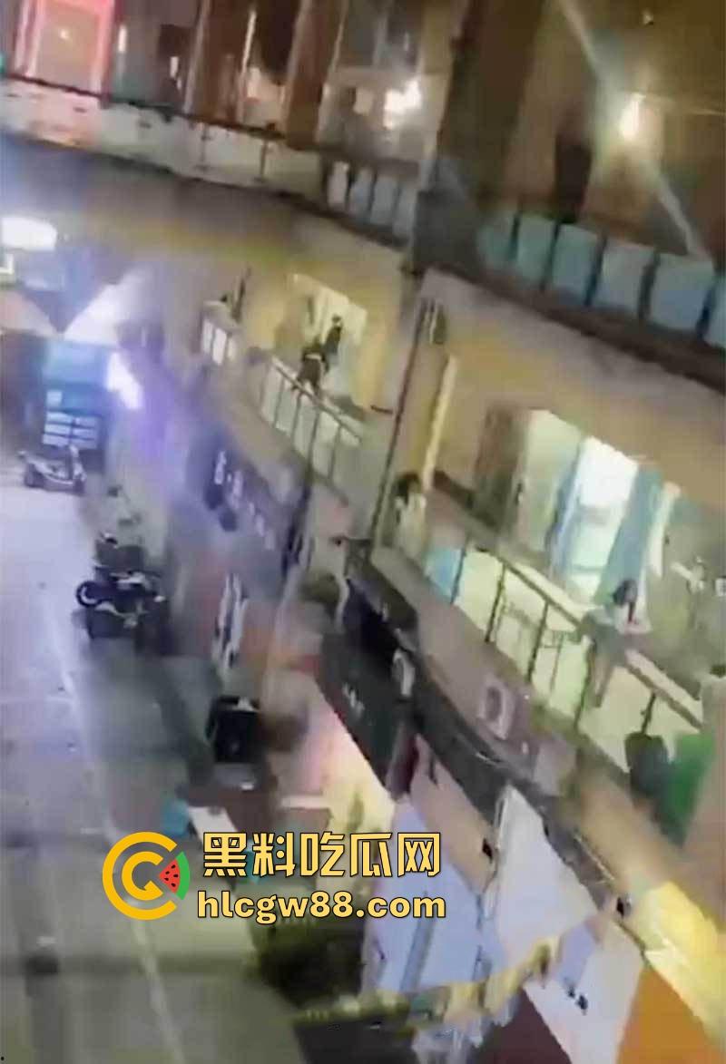 重庆厕偷拍男玩脱了,被情侣堵个正着,心虚跳楼逃跑,结果直接摔逼逼了,多处骨折进医院!-9