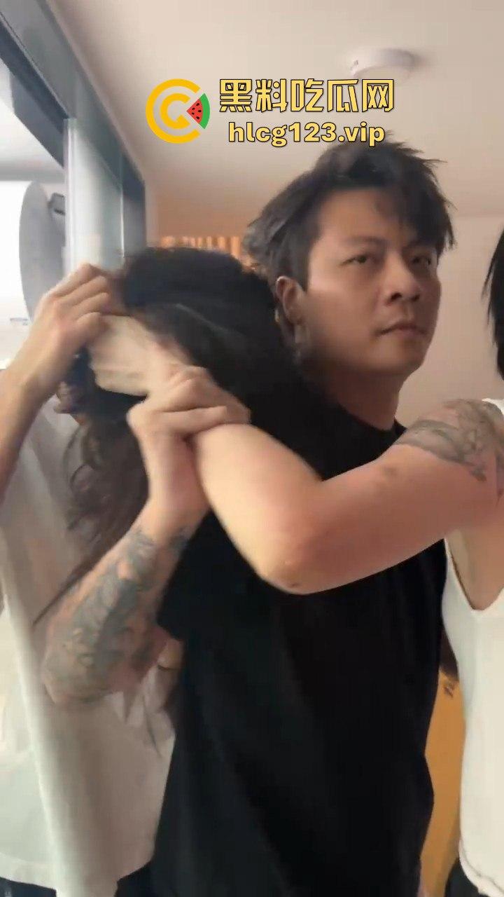 汕头知名男歌手【七万】出轨实锤!原配抓小三怒薅头发,七万护小三被骂软饭男!-4