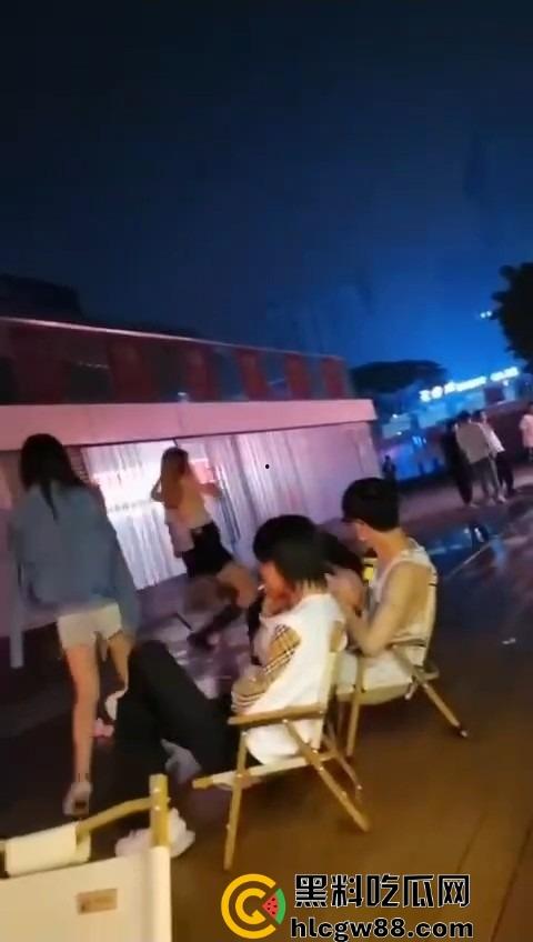 广东精神小妹街头火拼！齐逼小短裙说干就干，现场头发乱飞，裙子一抬春光乍泄，围观小伙猛抽烟围观！-7